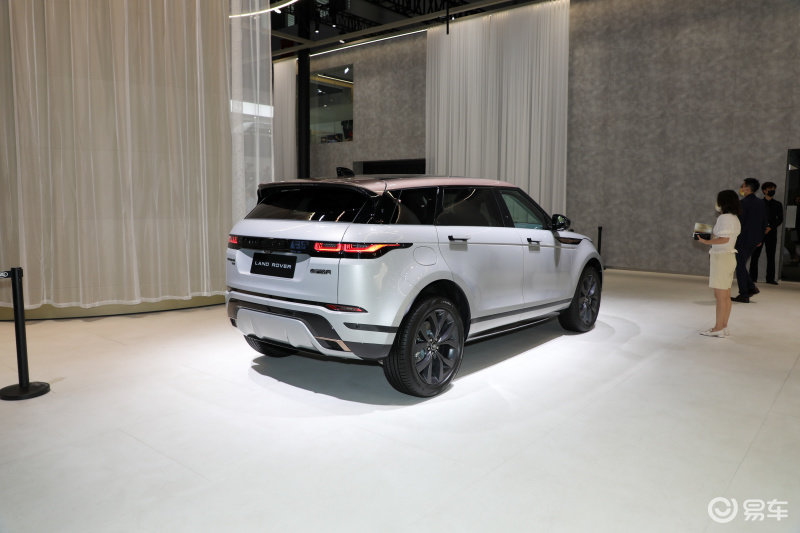 2022成都车展:实拍2022款路虎揽胜极光l_凤凰网汽车_凤凰网