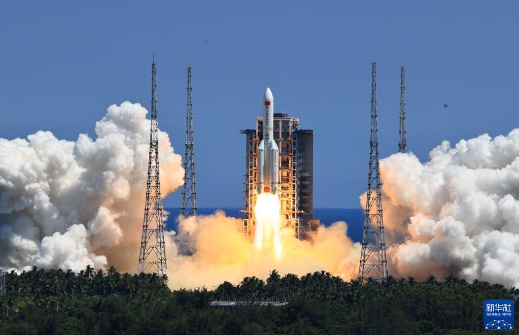 2022年7月24日，搭载问天实验舱的长征五号B遥三运载火箭，在我国文昌航天发射场点火发射。新华社记者 李刚 摄