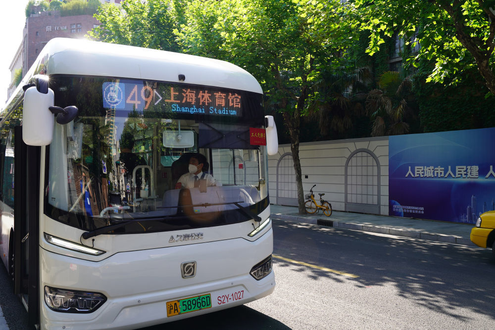 5月22日，49路公交车驾驶员孙杰在站点等候乘客。新华社记者 王辰阳 摄