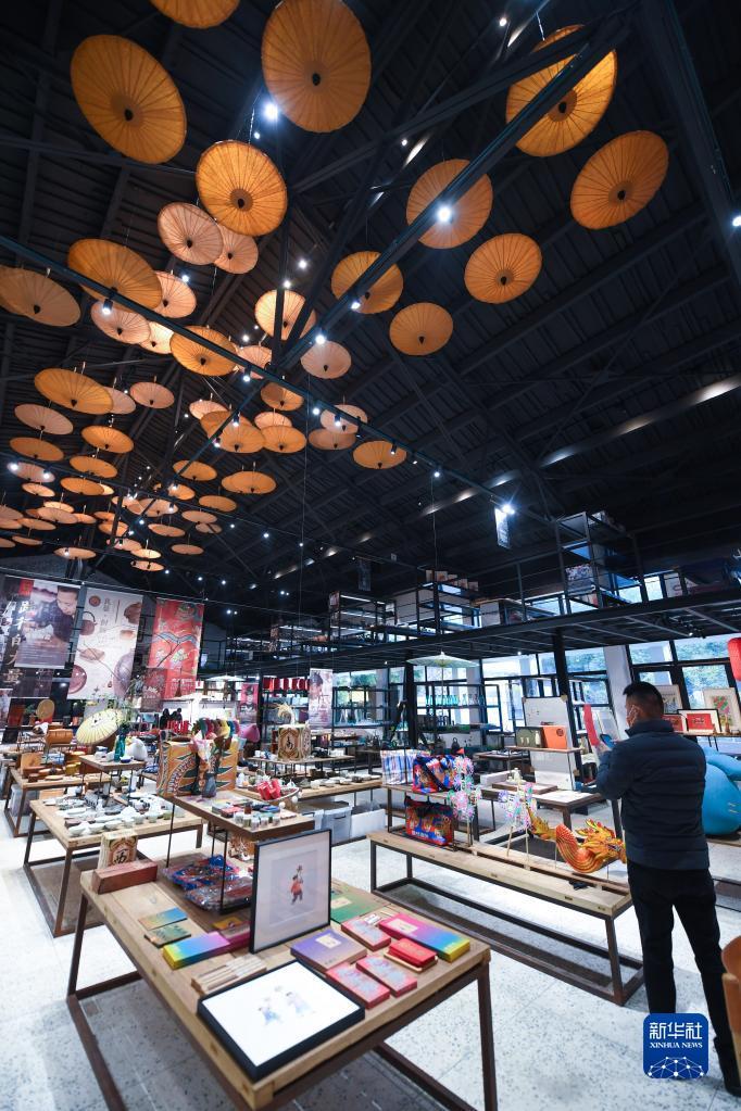 积极引入以传统非遗文化为特色的文创企业,为非遗文化特色产品设计