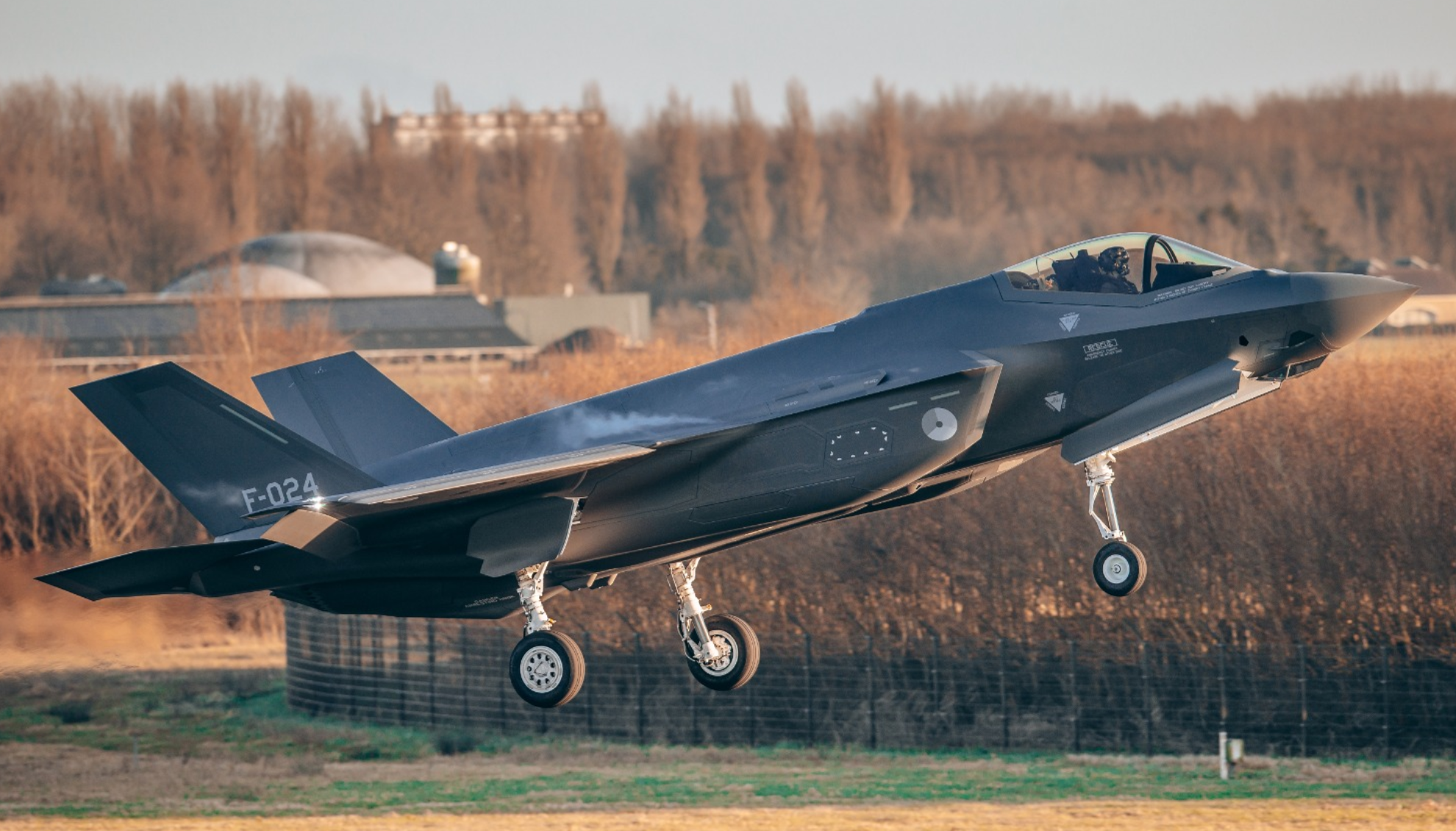 3月7日,英国国防部也发布照片证实,英军的f-35战机在爱沙尼亚地区部署