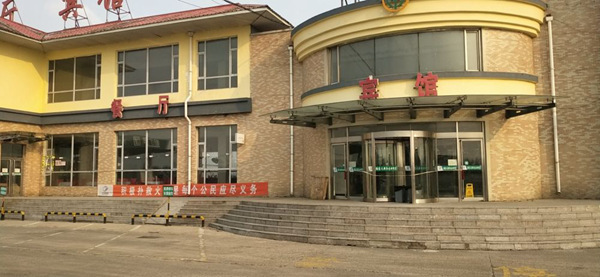 疫情下一家关闭食宿场所的高速服务区。受访者供图