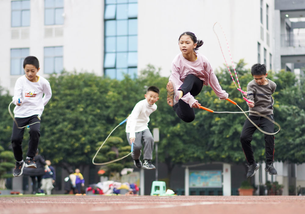 ↑重庆市九龙坡区西彭镇第一小学校学生在体育课上进行花样跳绳训练（2020年12月9日摄）。