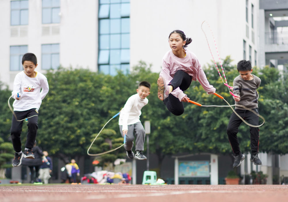 ↑重慶市九龍坡區(qū)西彭鎮(zhèn)第一小學(xué)校學(xué)生在體育課上進(jìn)行花樣跳繩訓(xùn)練（2020年12月9日攝）。