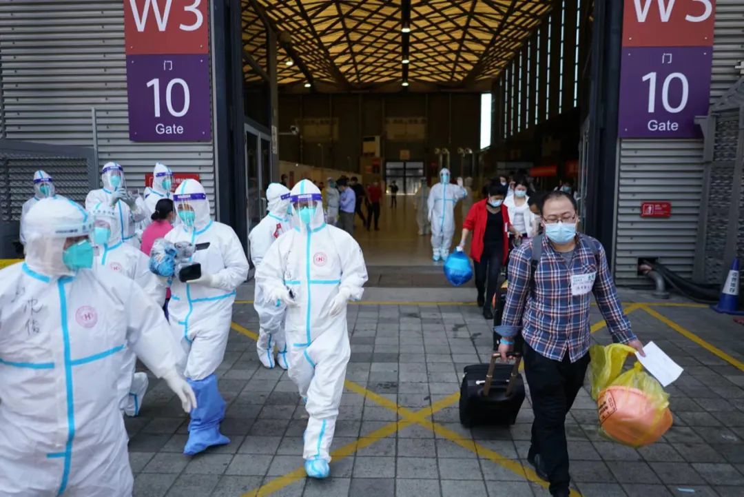 4月12日，上海新国际博览中心方舱医院，W3舱的一批新冠肺炎感染者康复出院。中青报·中青网记者 李强/摄