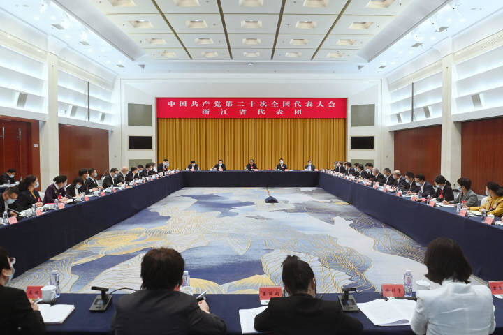 10月16日下午,浙江代表团在驻地学习讨论党的二十大报告。记者 胡元勇 摄