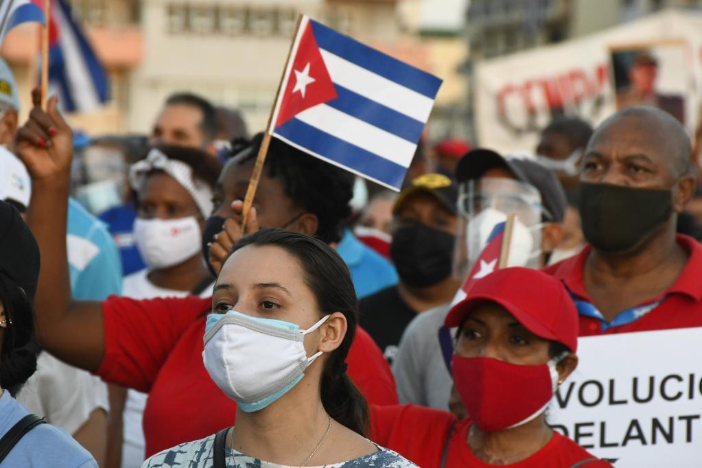 2021年7月17日，约10万民众在古巴首都哈瓦那参加爱国集会，抗议美国对古巴长期封锁、反对美国政府资助反古势力煽动骚乱。新华社发（华金·埃尔南德斯摄）