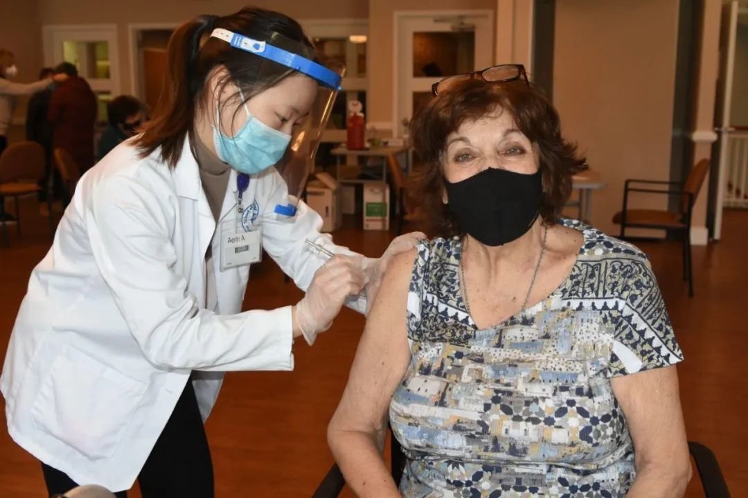 疫苗接种提高了老年人的免疫力,使得新冠感染的死亡率低于季节性流感。(摄影:Debbie Weisman)