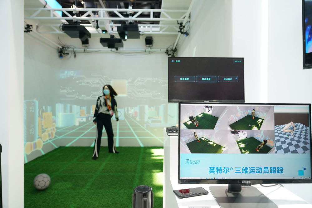 ↑9月1日在国家会议中心拍摄的在2022年服贸会上展示的三维运动员跟踪。