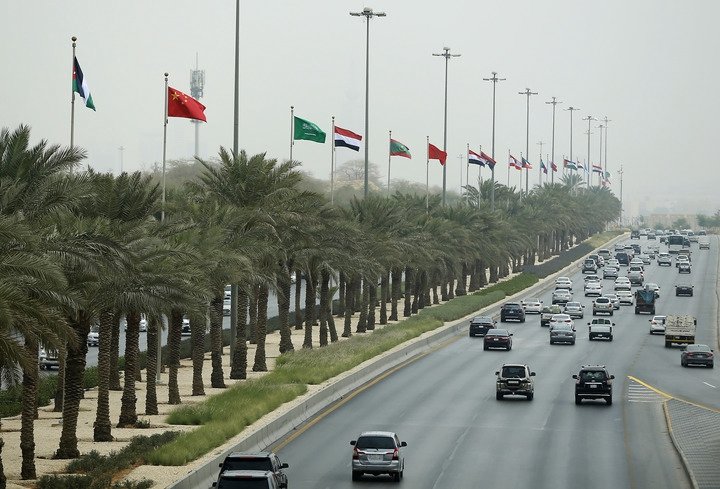 12月7日，多国国旗飘扬在沙特阿拉伯首都利雅得街头。新华社记者 王东震 摄