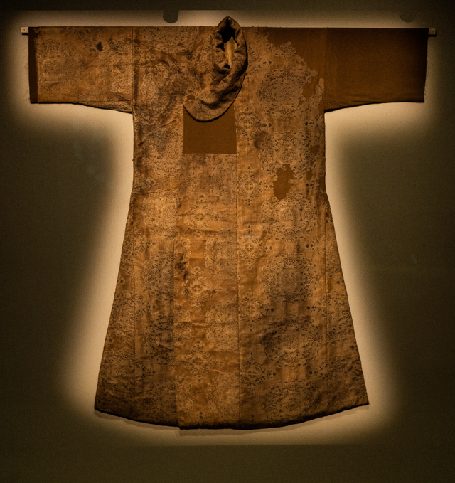 宝花纹锦袍不单纹样层面,中国传统的织造技术和服饰文化在西传过程中