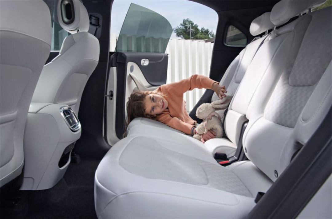 后排座椅可前,后移动13cm,空间更自由虽然smart精灵#1定位于小型suv