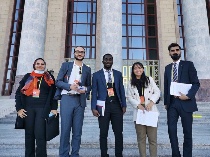 10月22日，中国共产党第二十次全国代表大会闭幕会结束后，拉曼库洛娃（右二）与多国记者在人民大会堂前合影。受访者供图