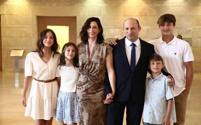贝内特（右3）及其家人的照片，《以色列时报》报道配图