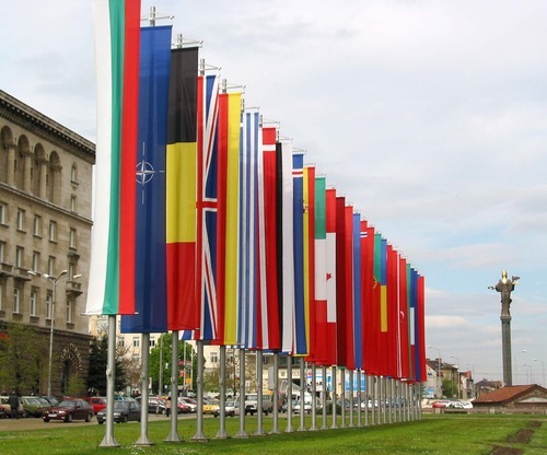 2004年4月22日,北约会旗和26个北约成员国国旗并排悬挂在装饰一新的