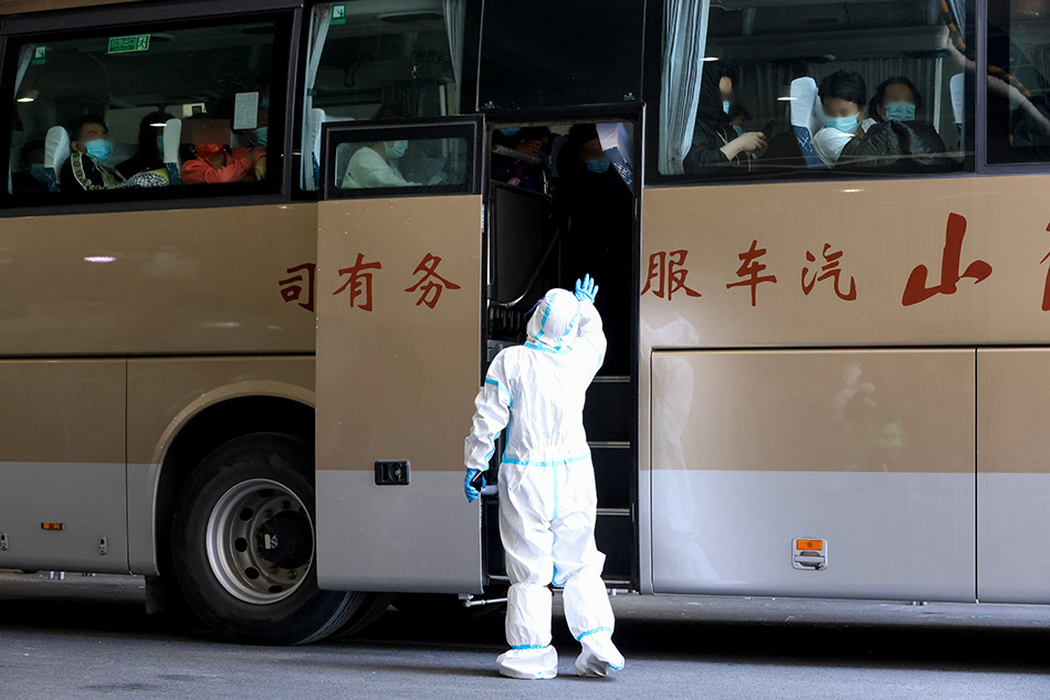 2022年4月9日12时许，国家会展中心（上海）方舱医院开始收治首批患者，患者们乘坐大巴抵达方舱。澎湃新闻记者 曹俊杰 图