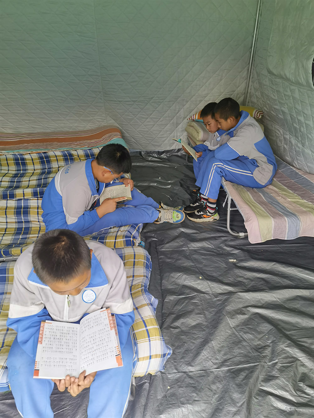 学生们在帐篷内复习功课