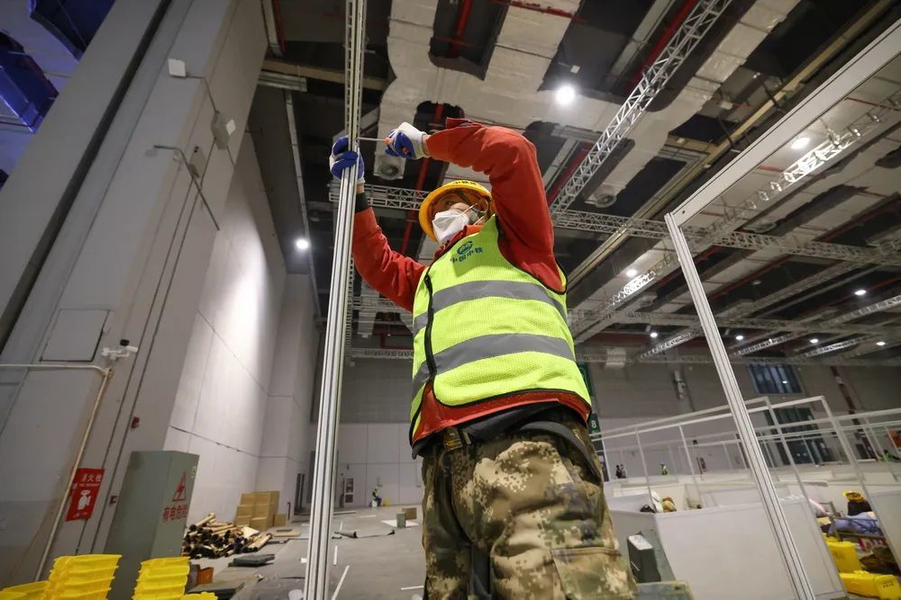 超40000个床位直击上海最大方舱医院搭建现场