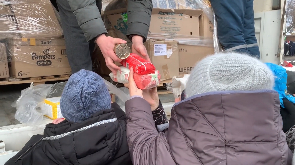 当地时间2022年3月8日，俄罗斯国防部发布消息表示，超过120吨人道主义救援物资从俄罗斯图拉州运抵乌克兰哈尔科夫州，其中包含食品、饮用水、药品、衣服和被褥等物资，运送过程由俄罗斯部队全程护送。目前，这批物资已经被分发到哈尔科夫州的各个居民点，主要提供给妇女、儿童和老人。
