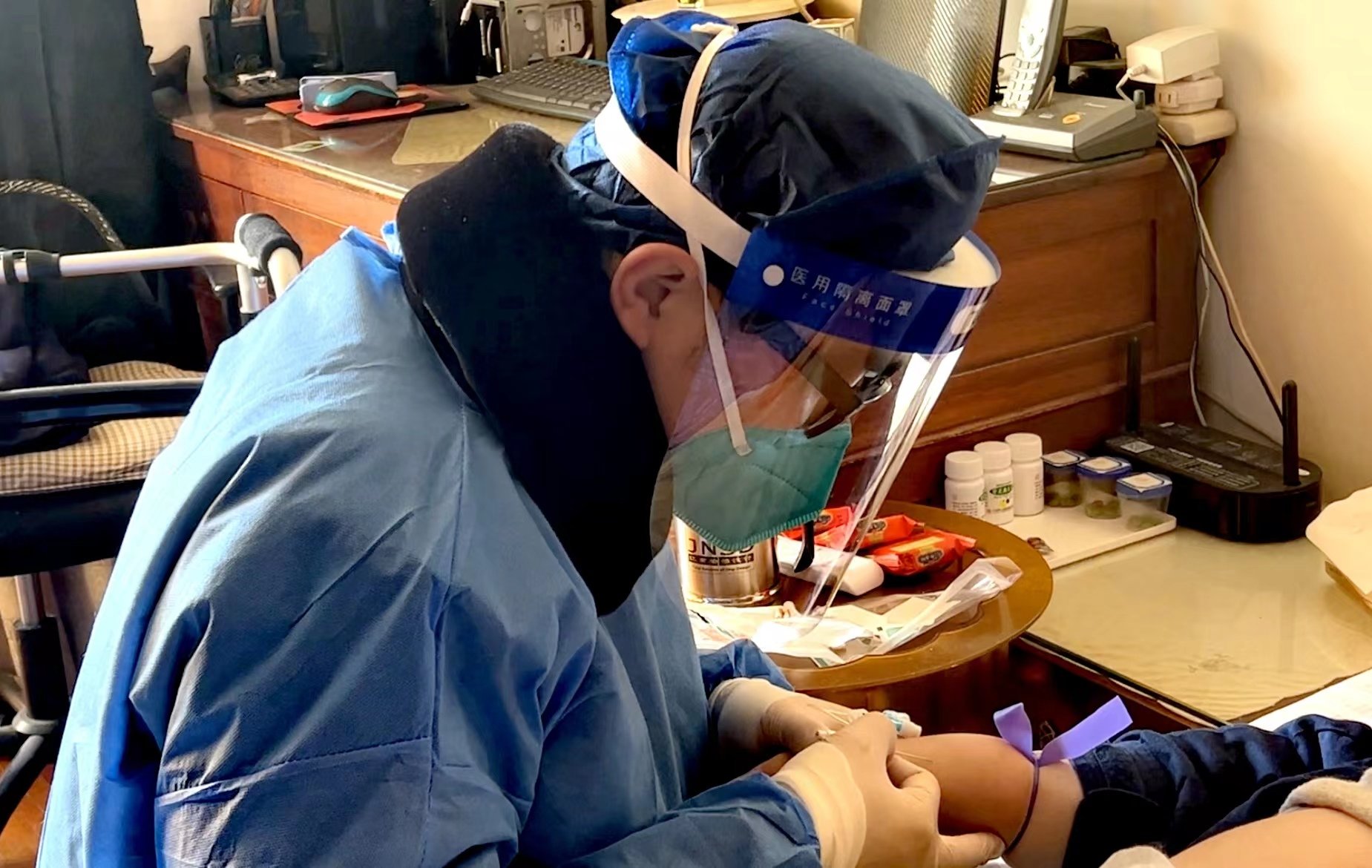 上海市医疗急救中心南区分中心的120驾驶员阮盛,有过武汉抗疫经历。本文图片 受访者供图