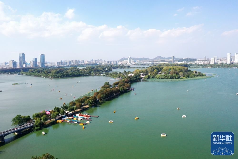 10月3日,遊客在南京玄武湖公園划船遊玩(無人機照片).