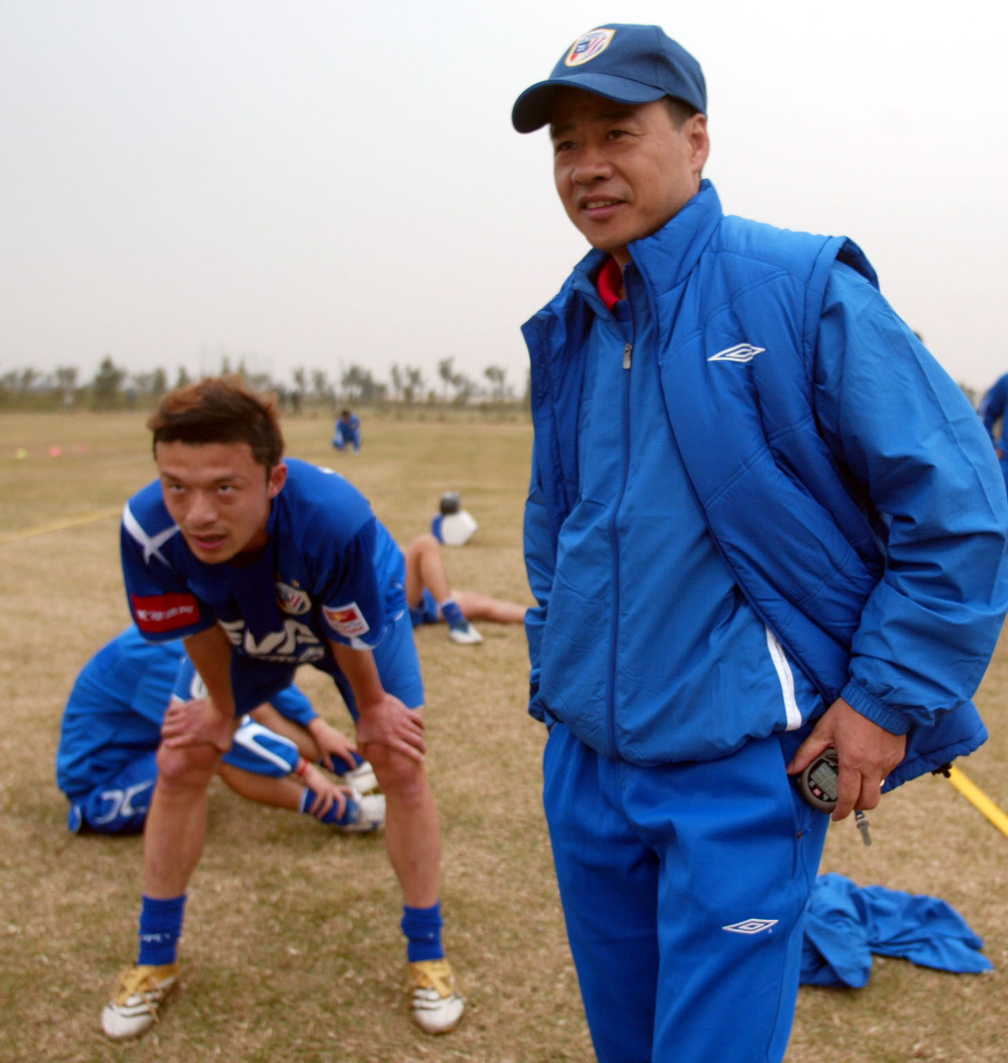 2007年，吴金贵带着队员谢晖训练。