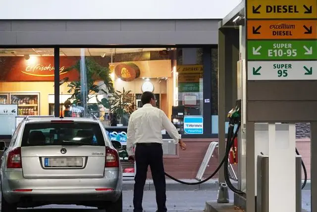 资料图：一名男子在德国柏林的加油站给汽车加油。新华社记者 任鹏飞 摄