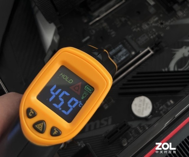 为何PCIe4.0 SSD需要散热马甲?对比实测后我信了