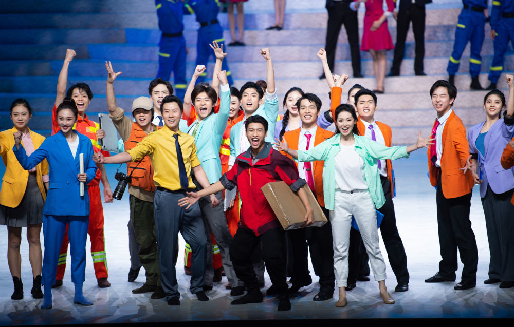9月1日,演员在开幕式文艺演出中表演音乐剧《在远方》选段。