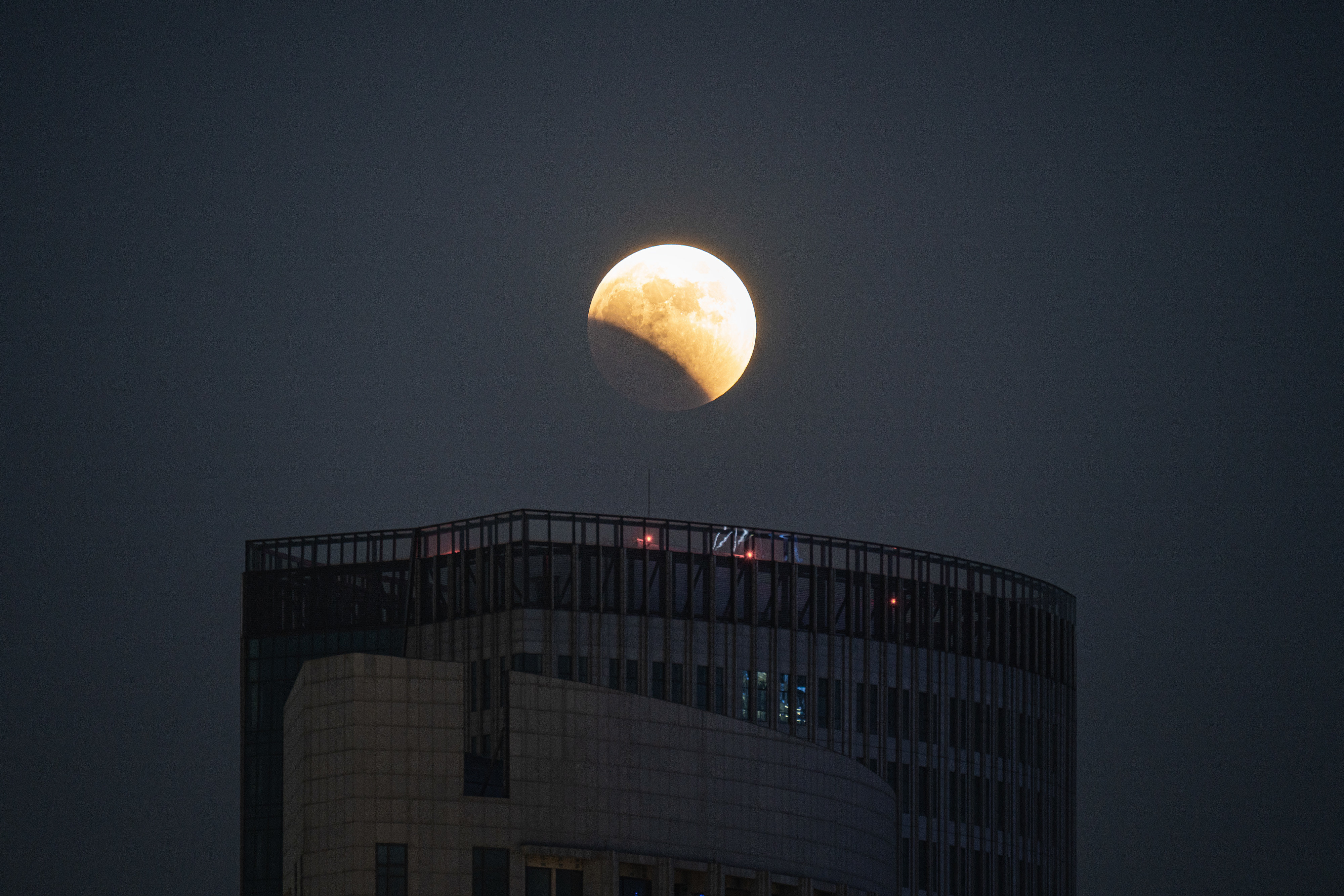 上海-徐汇滨江-月食中 2.JPG