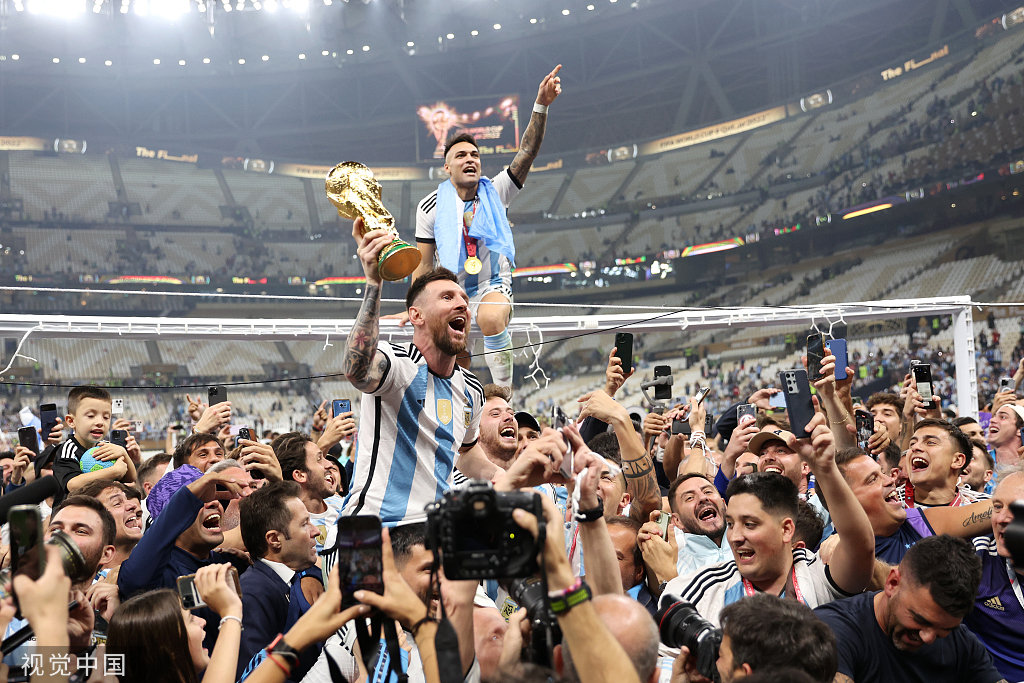 阿根廷冠军，梅西高举大力神杯