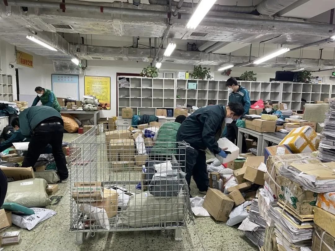 东四邮政支局一派忙碌/记者拍摄