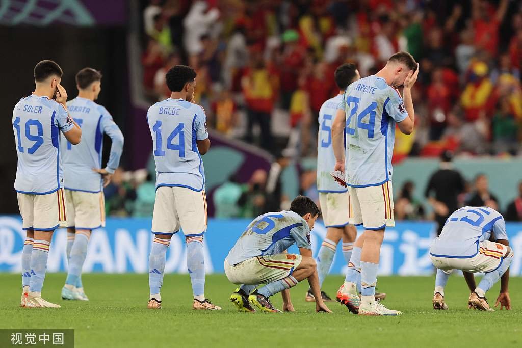 西班牙球员黯然神伤。
