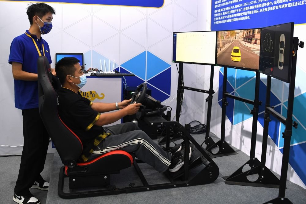 ↑9月4日，一家参展企业代表在演示使用车载网络安全科技产品。