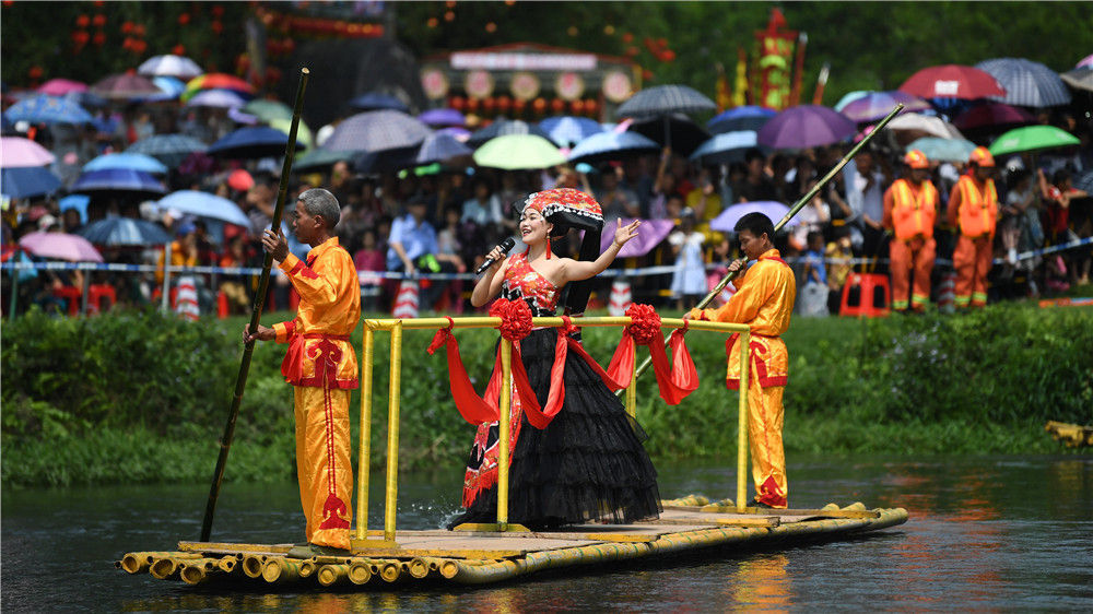 广西钦州市的一名歌手在欢庆"三月三"活动中演唱壮族传统民歌(2019年4