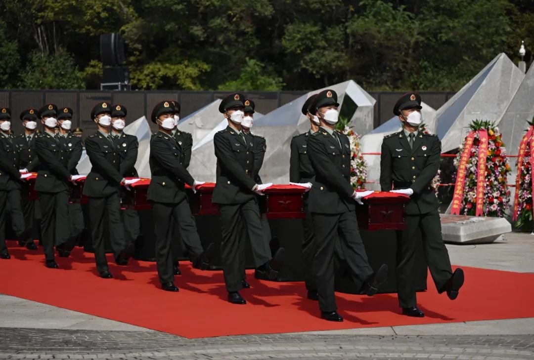 礼兵护送烈士棺椁礼步行进至地宫。
