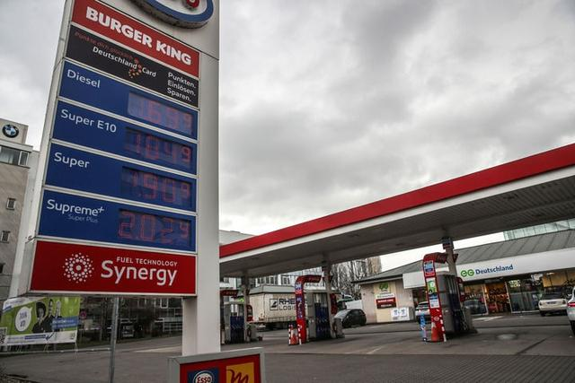 2月25日，在德国法兰克福拍摄的一家加油站屏幕上显示的油品价格。新华社发 阿曼多·巴巴尼摄