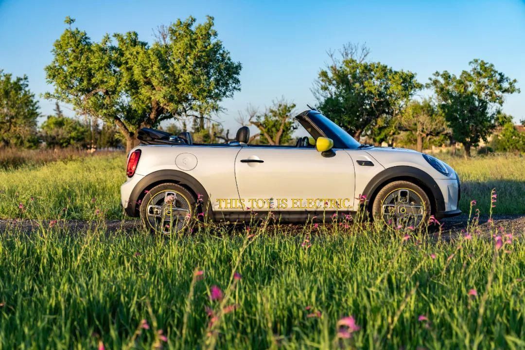 造型可爱77秒破百mini纯电动敞篷车官图发布