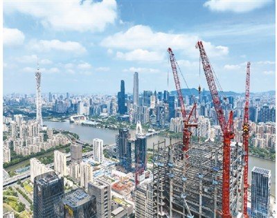 广东省广州市琶洲人工智能与数字经济试验区简称“琶洲试验区”,是广深港澳科技创新走廊核心平台之一。建成后将成为互联网、电商、高科技等创新型产业集聚地。 图为正在紧锣密鼓建设中的“琶洲试验区”。陈志强摄