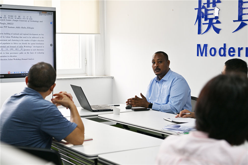 在天津职业技术师范大学，韩士兰（中）和老师们交流（8月12日摄）。新华社记者 李然 摄