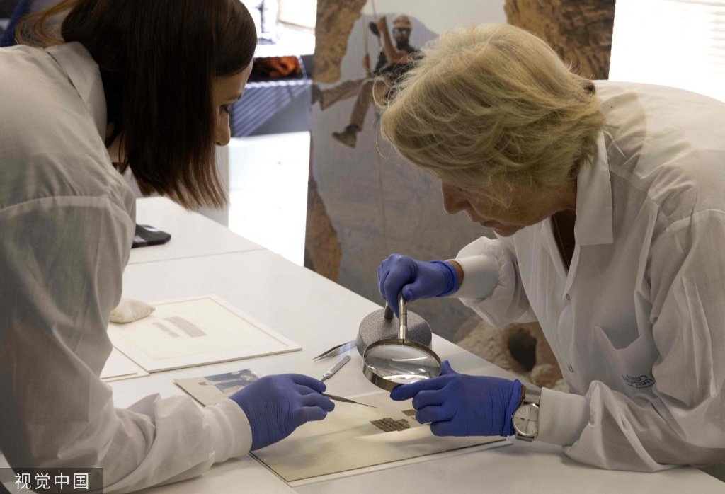 当地时间2022年9月7日,耶路撒冷,以色列文物局(IAA)在耶路撒冷死海保护实验室的一张纸莎草碎片,它可以追溯到第一圣殿时期(公元前7世纪末或6世纪初),用古希伯来文字书写,最初在一次情报行动中发现于犹太沙漠的洞穴中。根据IAA的说法,这份极其罕见的文件由四行撕裂的文字组成,以“致以实梅尔发送…”开头,暗示这是一封包含对收件人的指示的信件的片段。在当局的死海古卷收藏中,只有这一时期的另外两份文件与这份文件相结合,这三份纸莎草纸都来自犹太沙漠,那里的干燥气候使它们得以保存。