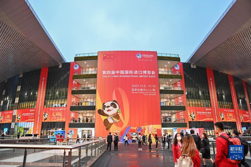 人們在上海舉行的第四屆進博會上參觀（2021年11月5日攝）。新華社記者 李響 攝