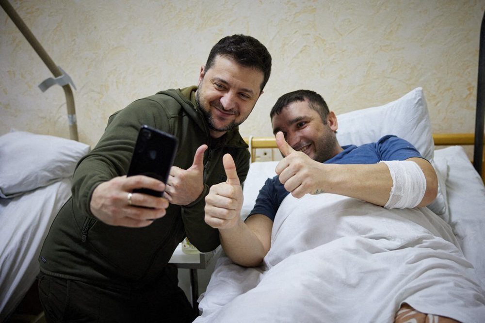 当地时间2022年3月13日，乌克兰总统办公室发布的照片显示，乌克兰总统泽连斯基在基辅一家医院，看望在俄乌冲突中受伤的士兵。