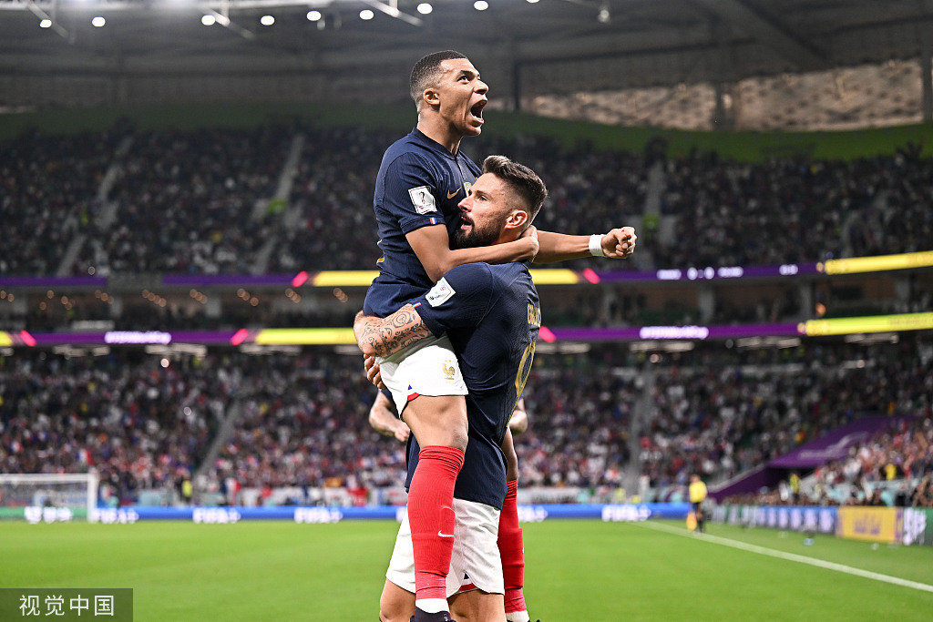 2022卡塔尔世界杯1/8决赛，法国3-1波兰，姆巴佩两射一传建功，吉普抱起姆巴佩庆祝。
