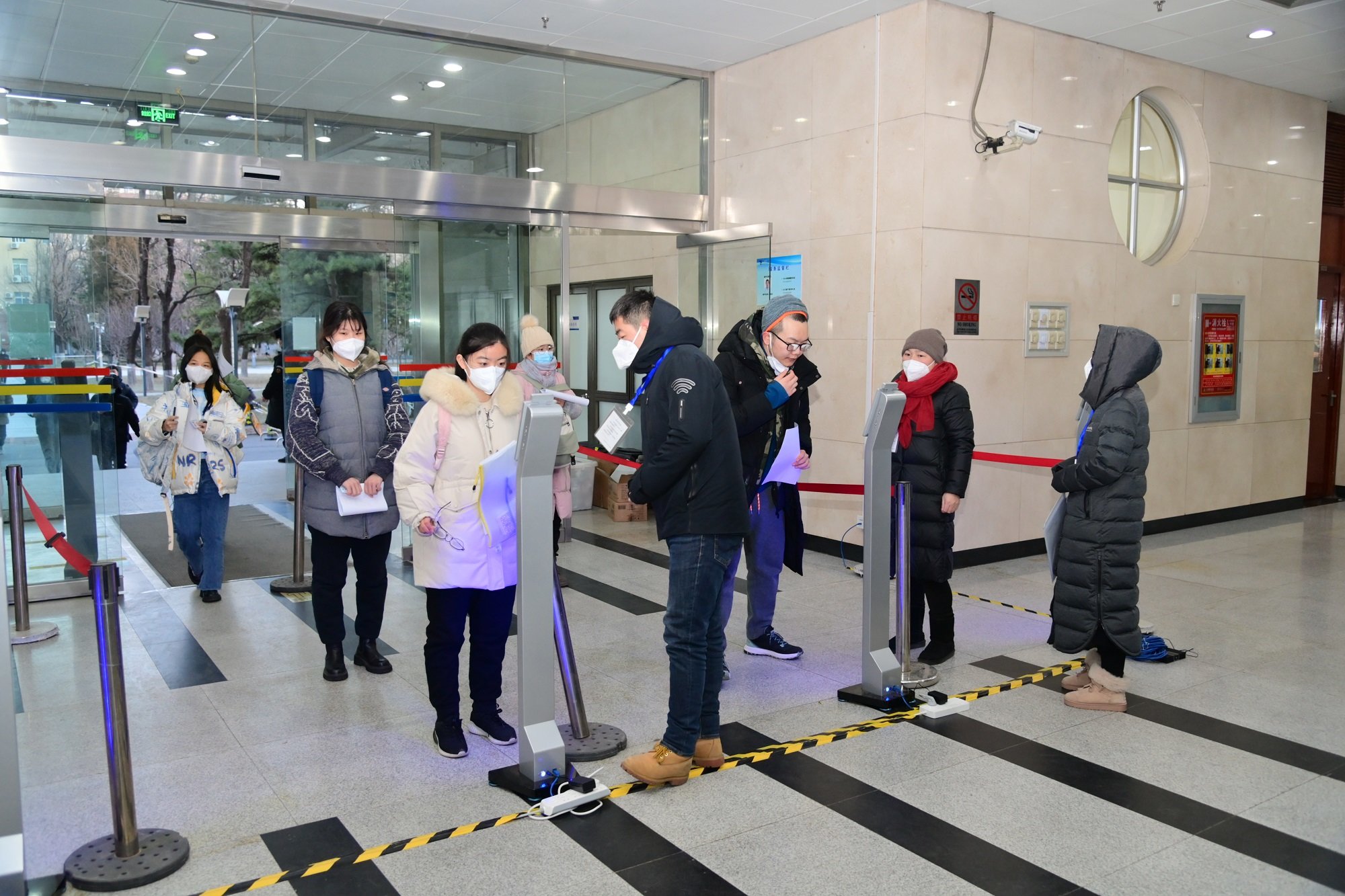 北京邮电大学考点考生刷脸入考场。受访者供图