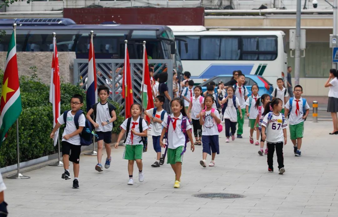 2018年9月1日，北京市朝阳区芳草地国际学校举行开学典礼，小学生们陆续走进校园。图/视觉中国