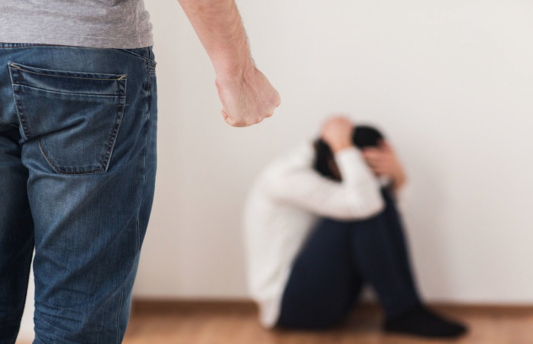 家暴求助小程序的团队成员发现,以最近的50条留言为例,有23条涉及父母对子女的家暴。图/IC photo