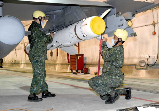 士兵给F-16战机挂载导弹（图片来源：台媒）