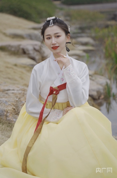 图为费青身着朝鲜族服饰（央广网发 受访者供图）