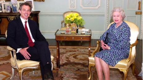 2002年，白金汉宫，英国女王伊丽莎白二世和托尼&middot;布莱尔。图自BBC